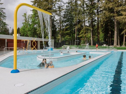 Image of people swimming and enjoying Mundy Park Pool