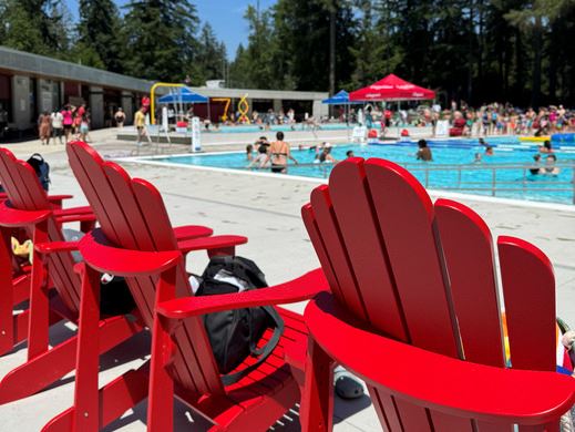 A photo of Mundy Park Pool full of visitors