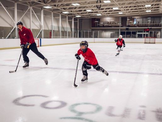 Kids skating in hockey program