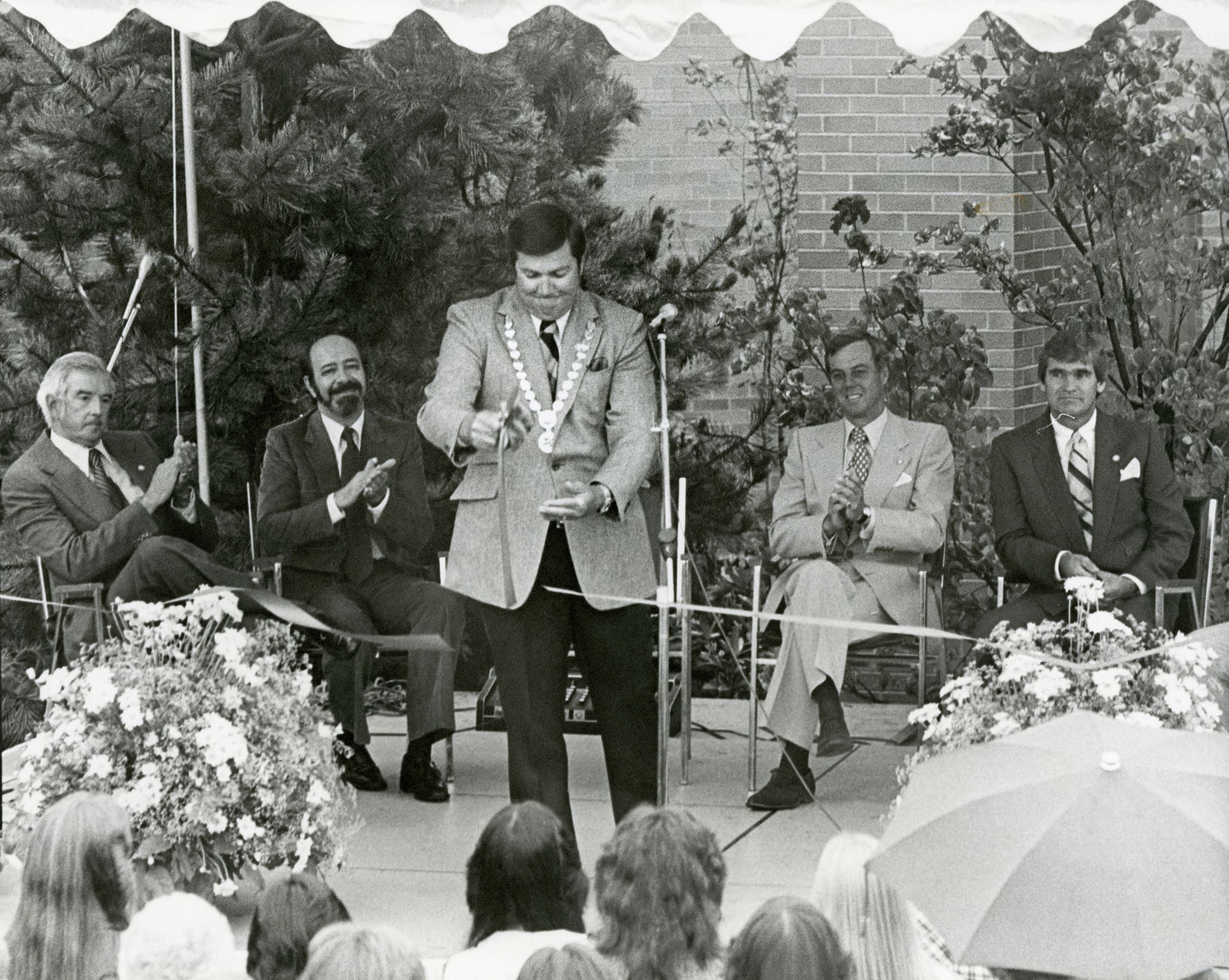Mayor Jim Tonn Cuts the Ribbon, August 15, 1979 (JPG) Opens in new window